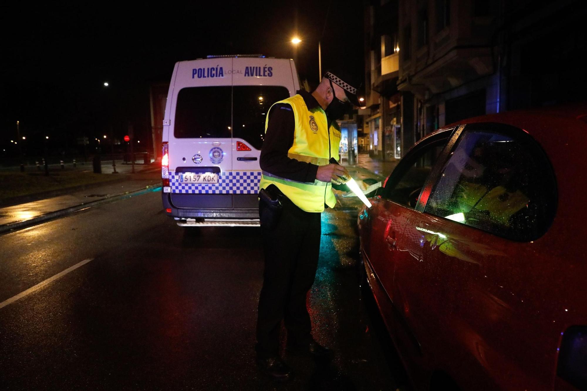 Patrullaje con la Policía Local de Avilés en la primera noche del estado de alarma