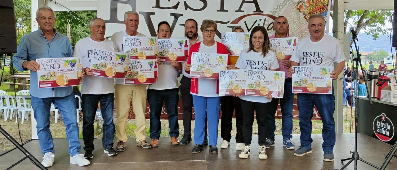 Todos los premiados en las catas con el alcalde, César Poza, en el centro de la imagen.