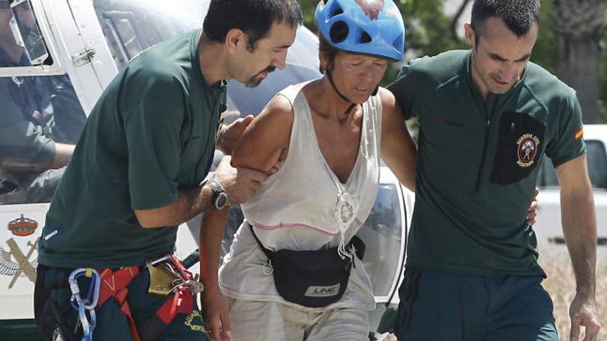 Dos miembros de Rescate de la Guardia Civil ayudan a Mary Anne Goossens, la turista holandesa de 48 años desaparecida hace unos veinte días en Nerja (Málaga) durante sus vacaciones.