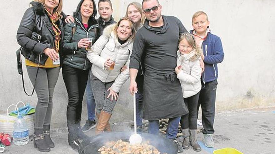 La ciudad celebra la festividad de Sant Blai con las paellas, ‘gegants’ y ‘cabuts’