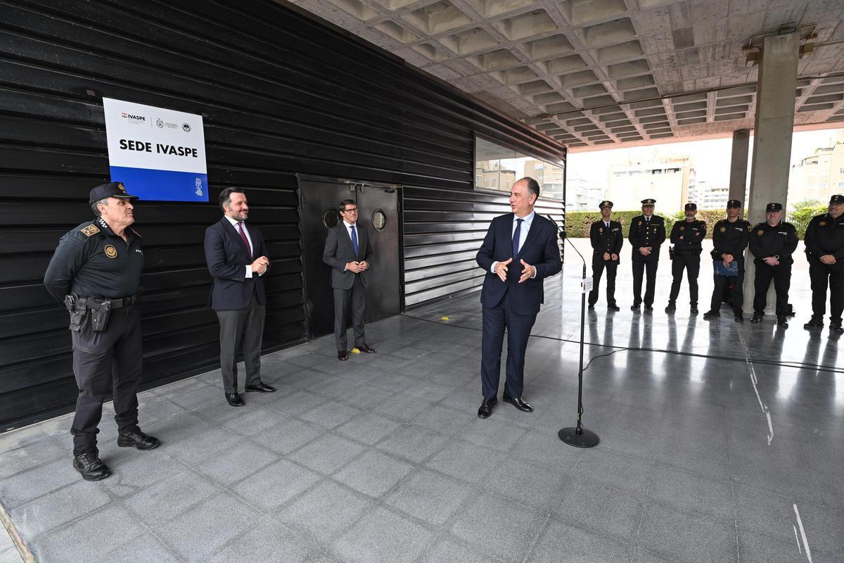 El conseller Valderrama se dirige al alcalde de Elche en el arranque de la sede IVASPE en la sede de la Policía Local de Elche