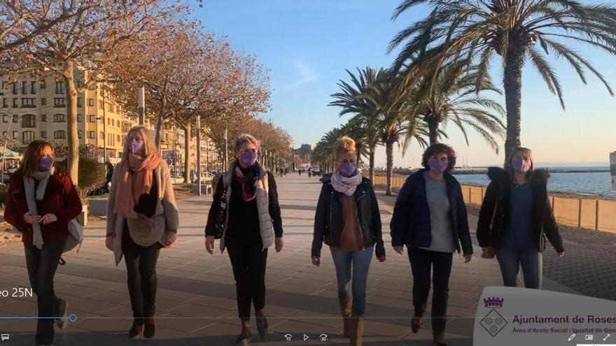 Una captura d&#039;imatge del vídeo que han gravat les representants polítiques de Roses.