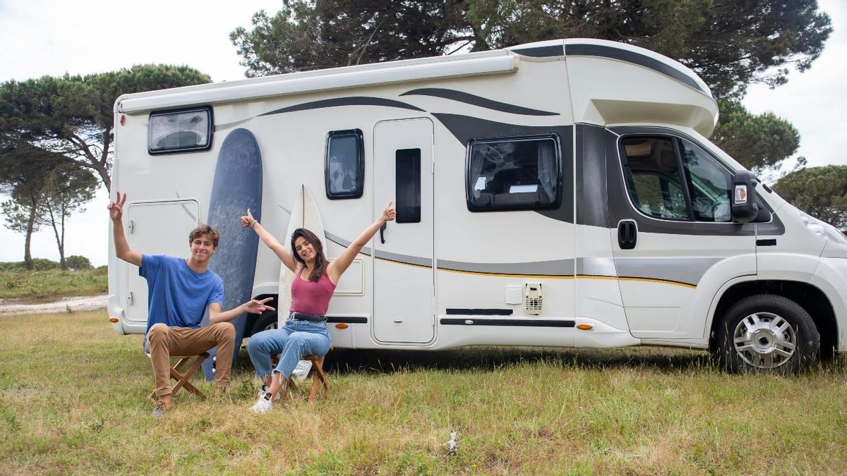 Un chico y una chica disfrutan de un viaje en caravana.