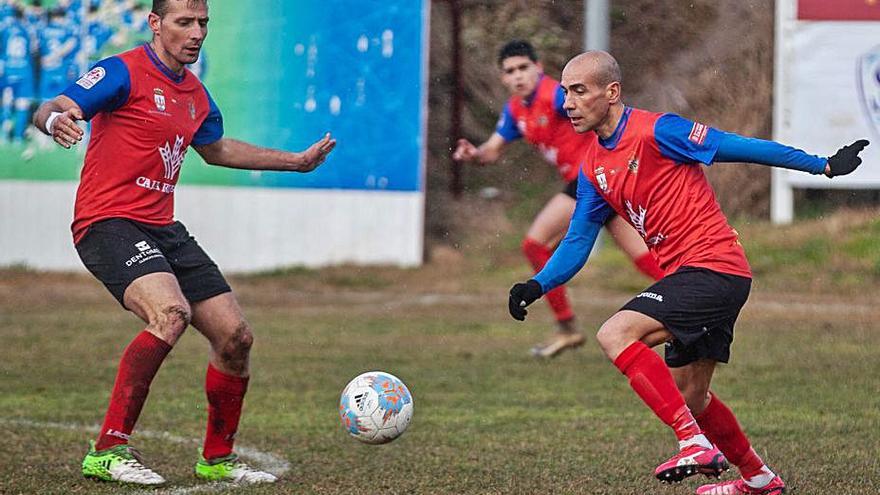 Los jugadores del Benavente elaboran un ataque.