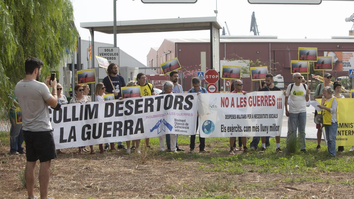 Protesta en la entrada del puerto de Sagunt, por la llegada de un buque saudí.