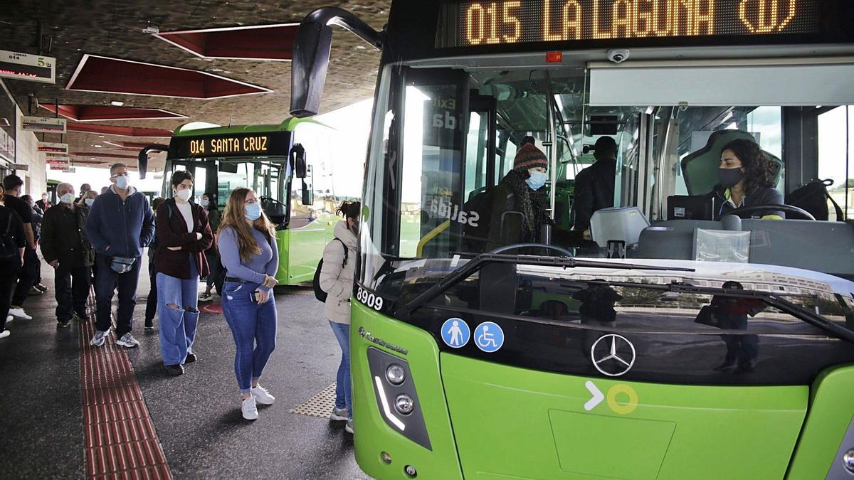 Un grupo de personas accede a la guagua de la línea 015 en el Intercambiador de La Laguna. | | DELIA PADRÓN