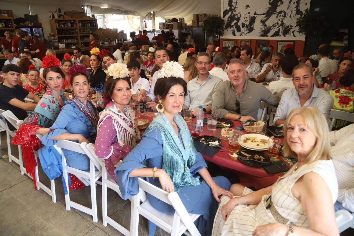 El ambiente familiar gana protagonismo en el recinto ferial pese al calor de la jornada