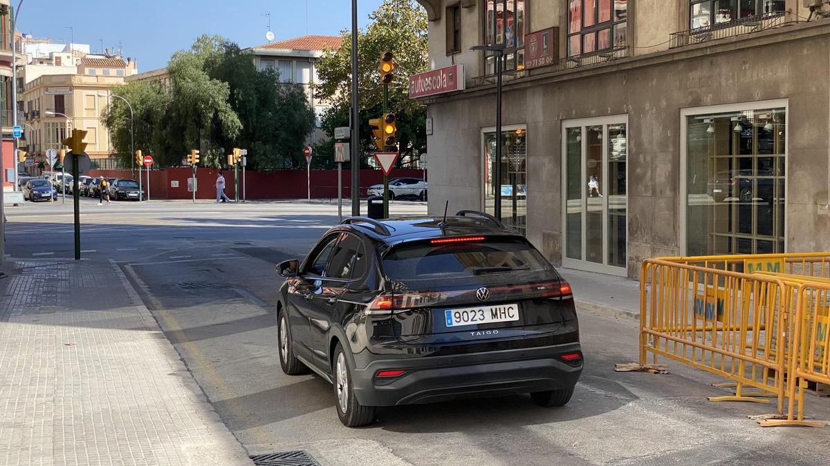 Un coche llegando al semáforo en ámbar de la calle Bisbe Perelló de Palma