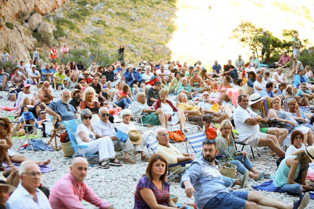 Residenten und Mallorca-Urlauber haben sich am Sonntag (2.7.) zum traditionellen Konzert in der Felsenschlucht Torrent de Pareis eingefunden. In diesem Jahr war die Capella Mallorquina zu hören.