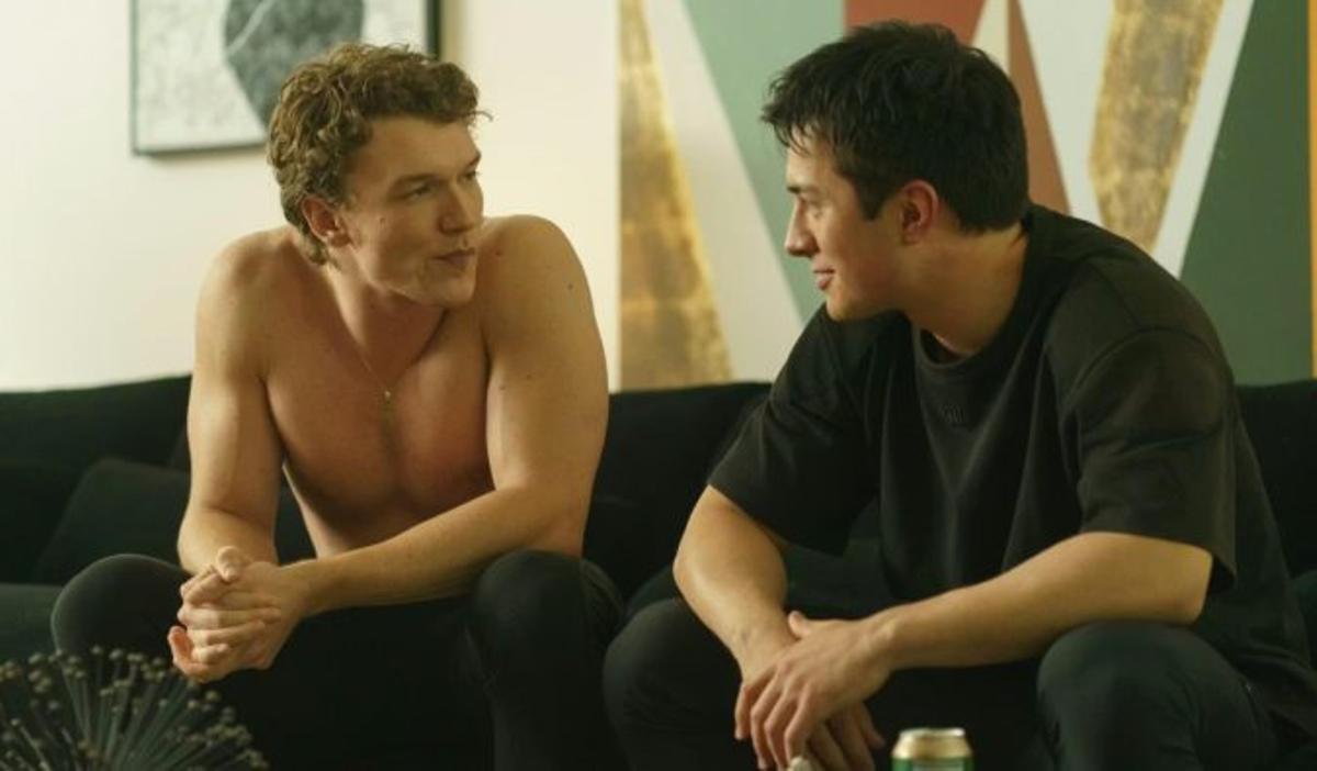 Connor Storrie y Hudson Williams  
en la serie ‘Más que rivales’.