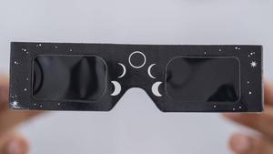 Detalle de unas gafas homologadas para ver el eclipse.