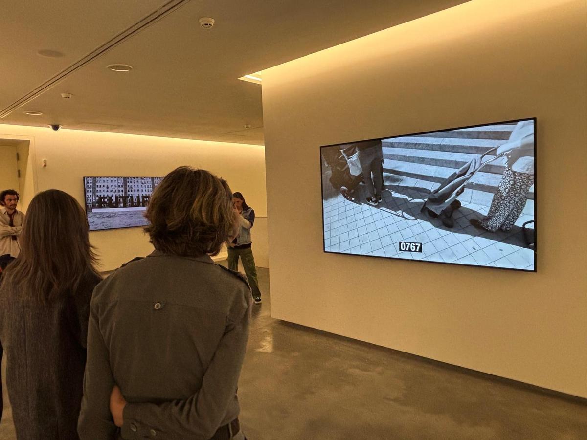 FOTOGALERÍA | La muestra Santiago Sierra en el Museo Helga de Alvear, en imágenes