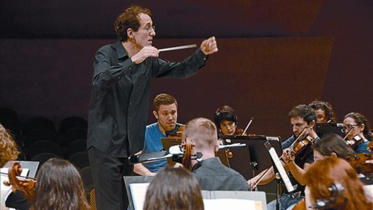 Pablo González y la OBC, en un ensayo del concierto de fin de temporada.