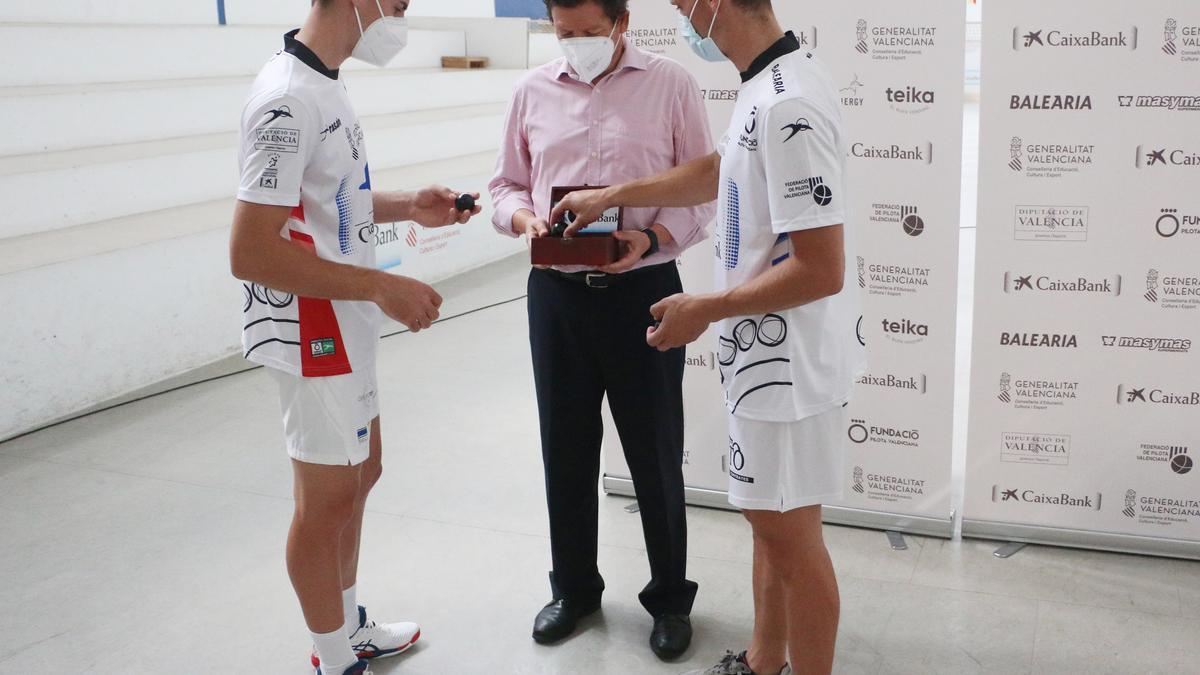 Tonet IV i Moltó van escollir les pilotes de la final de l’Individual de raspall amb José Manuel González, responsable d’Institucions de CaixaBank a València, com a testimoni de l’elecció.