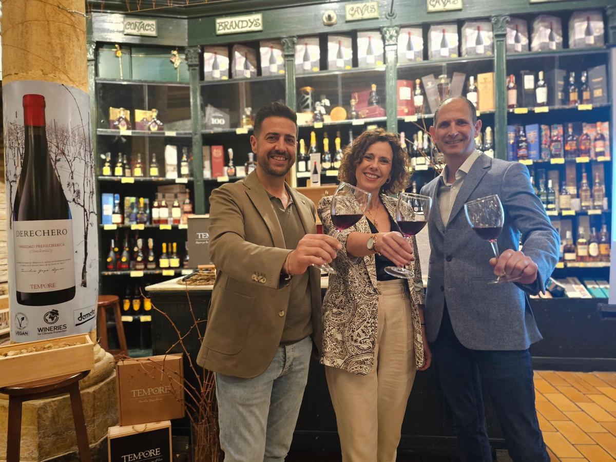 Víctor Yago, Paula Yago y Eduardo Ariño posan con una copa del Derechero de Muniesa