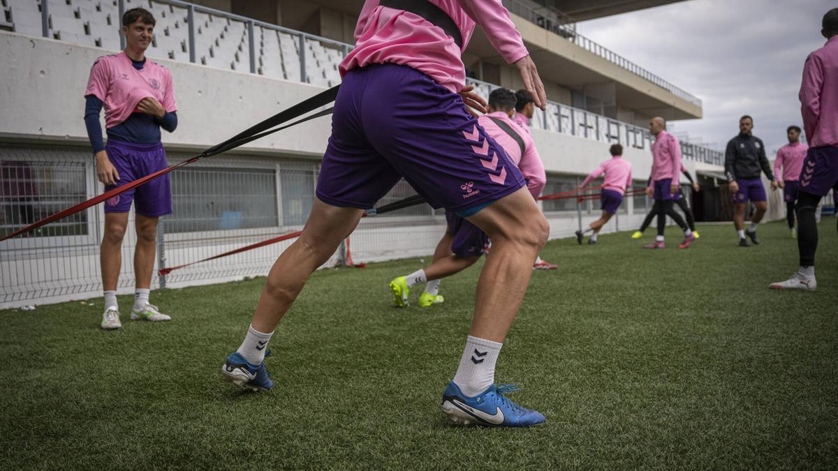 Barcelona. 11 de diciembre del 2025. Reportatge CE L'Hospitalet, fotografias del entreno, retratos del capitán, Cristian Gómez, y del director deportivo, Javier de San Nicolás. Fotos de Sandra Roman.