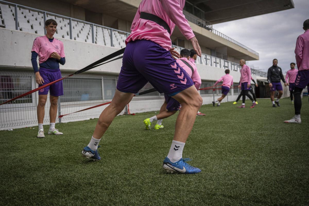 Barcelona. 11 de diciembre del 2025. Reportatge CE L'Hospitalet, fotografias del entreno, retratos del capitán, Cristian Gómez, y del director deportivo, Javier de San Nicolás. Fotos de Sandra Roman.