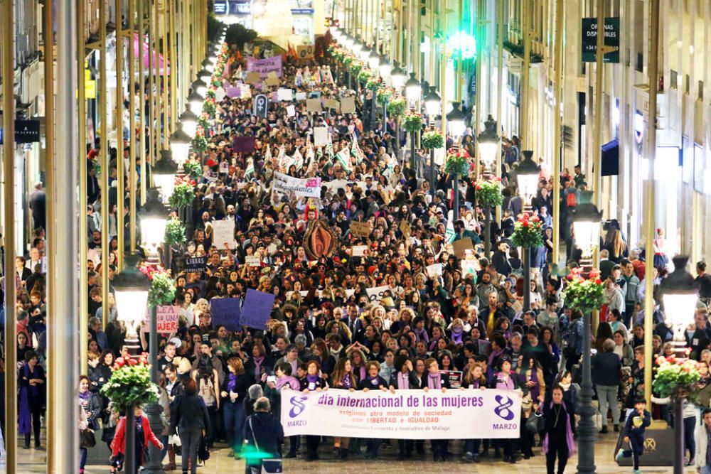 Cientos de personas se sumaron este miércoles a la marcha para conmemorar el Día Internacional de la Mujer. A la manifestación, que se inició en la Plaza de la Constitución a las 19.00 horas, acudieron asocaciones de mujeres como las Kellys de Málaga, Resistencia Feminista o el Movimiento Feminista Asociativo de Málaga