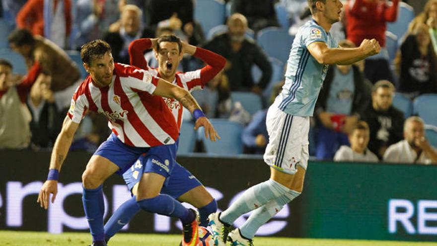 Radoja cae al césped de Balaídos en el partido Celta - Sporting // R. Grobas