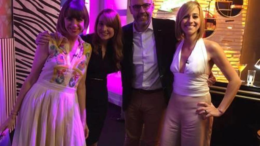 Les tres presentadores amb el primer convidat, Jordi Basté.