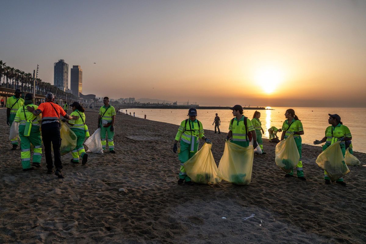 Limpieza de las playas de Barcelona tras la verbena de Sant Joan 2025