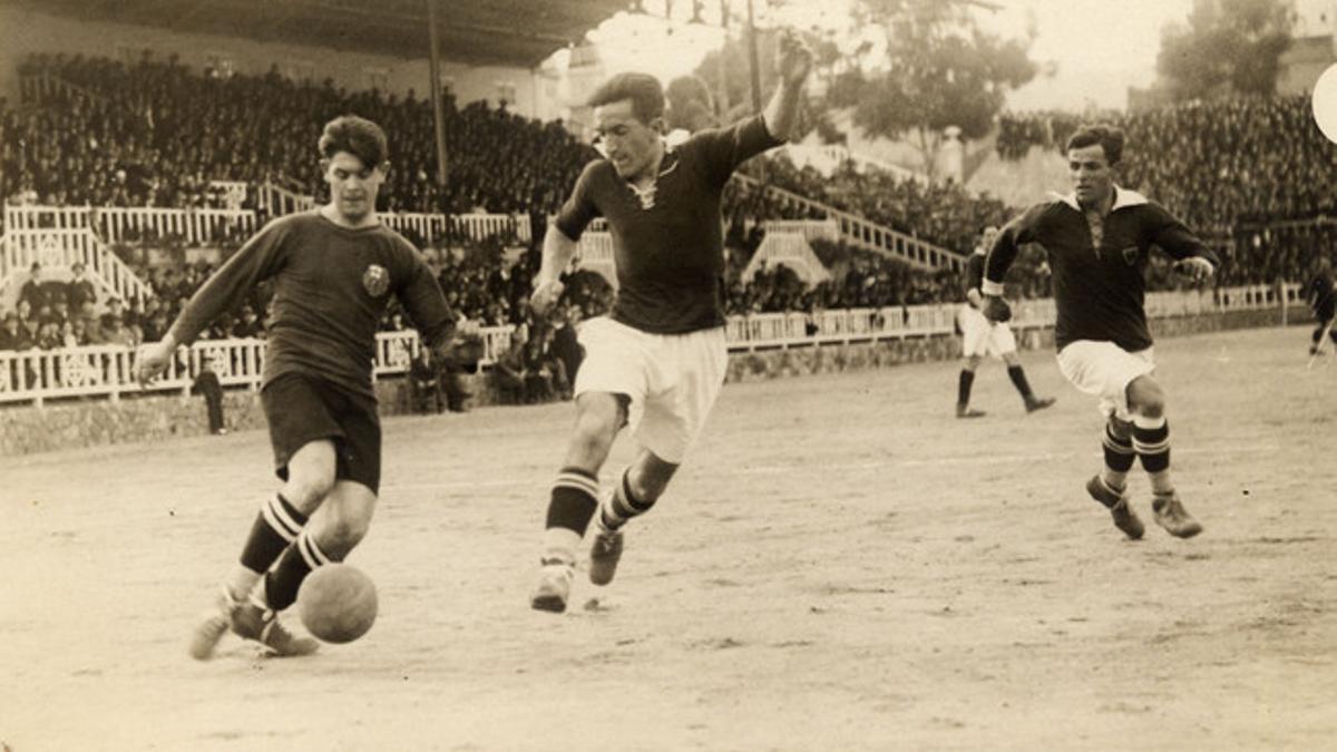 Piera, en una de sus clásicas internadas por banda derecha en un partido de Copa contra el Stadium de Zaragoza en 1925, en el campo de Les Corts