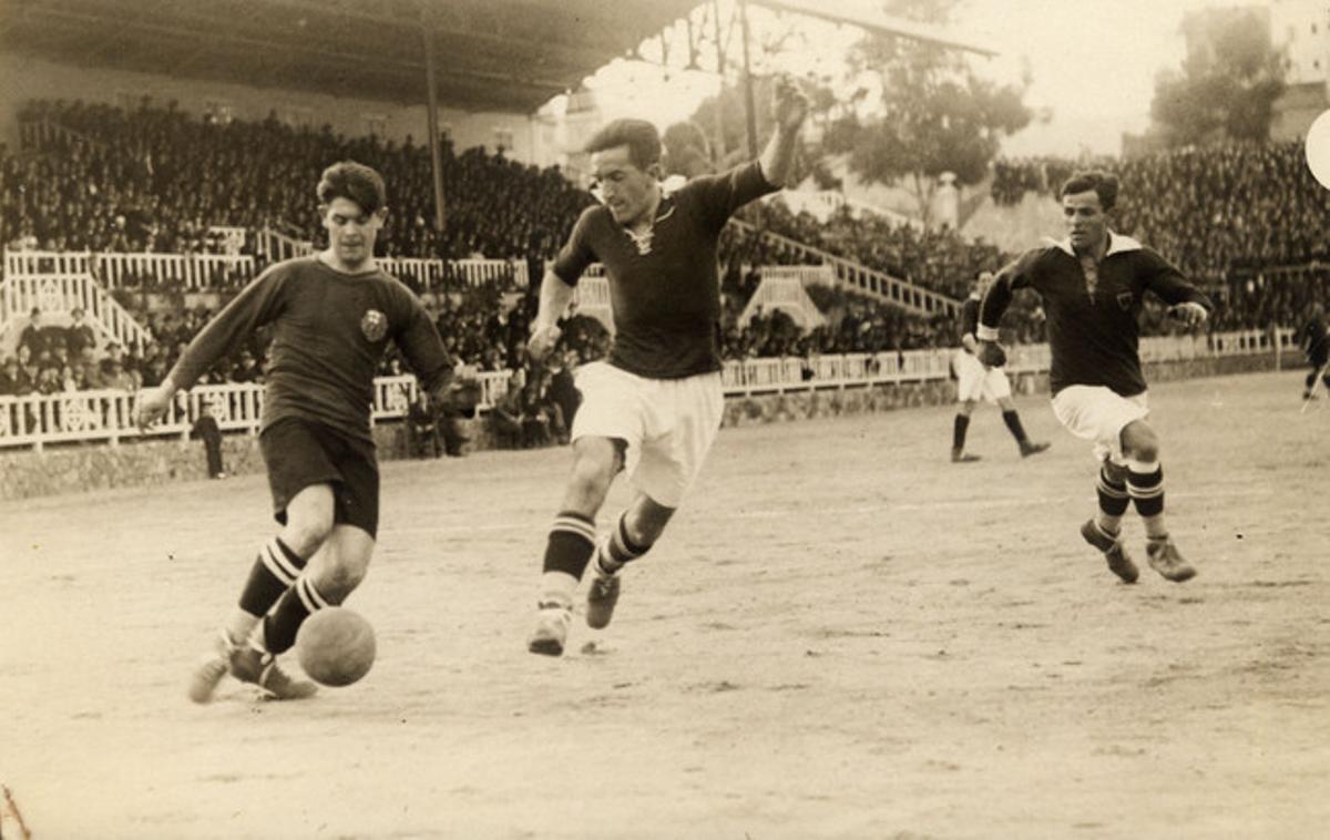 Piera, en una de sus clásicas internadas por banda derecha en un partido de Copa contra el Stadium de Zaragoza en 1925, en el campo de Les Corts