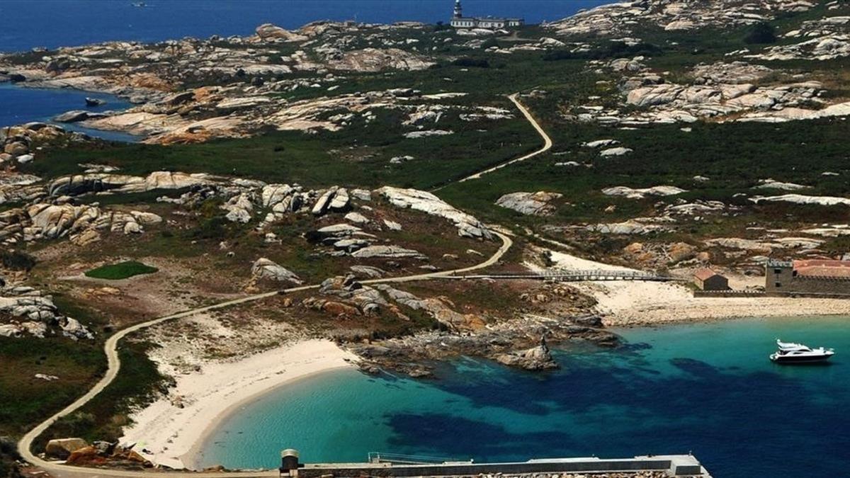 Una vista aerea de Salvora en la que se aprecian el embarcadero  su playa  el pazo y el faro  INAKI ABELLA