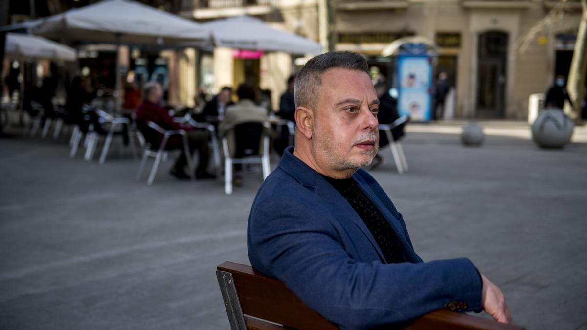 El escritor Toni Hill, este viernes en una terraza de Barcelona.