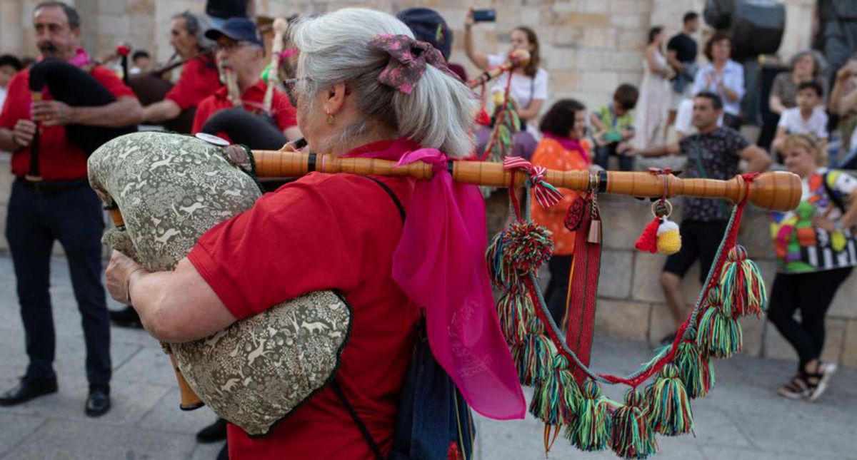 Las peñas inician San Pedro: ¡Zamoranos, zamoranas, las llaves son nuestras, Zamora está de fiestas!
