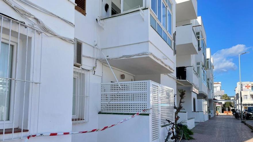 Un herido grave tras caer desde ocho metros de altura cuando escalaba un edificio por una tubería en Ibiza