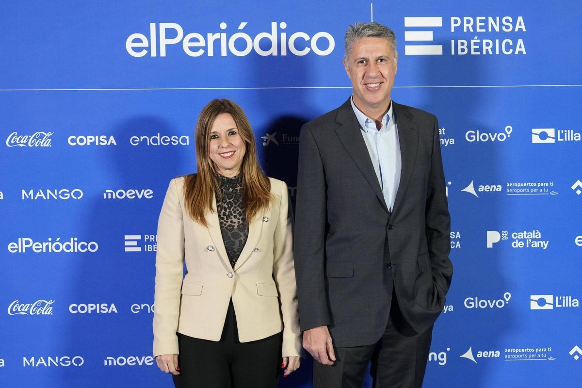 Barcelona 24/11/2025 Català i catalana de l’any 2025 En la foto, de izda a dcha: Rosa del Amo, teniente de alcalde de Badalona; Xavier Garcia Albiol, alcalde de Badalona Fotografía de Ferran Nadeu