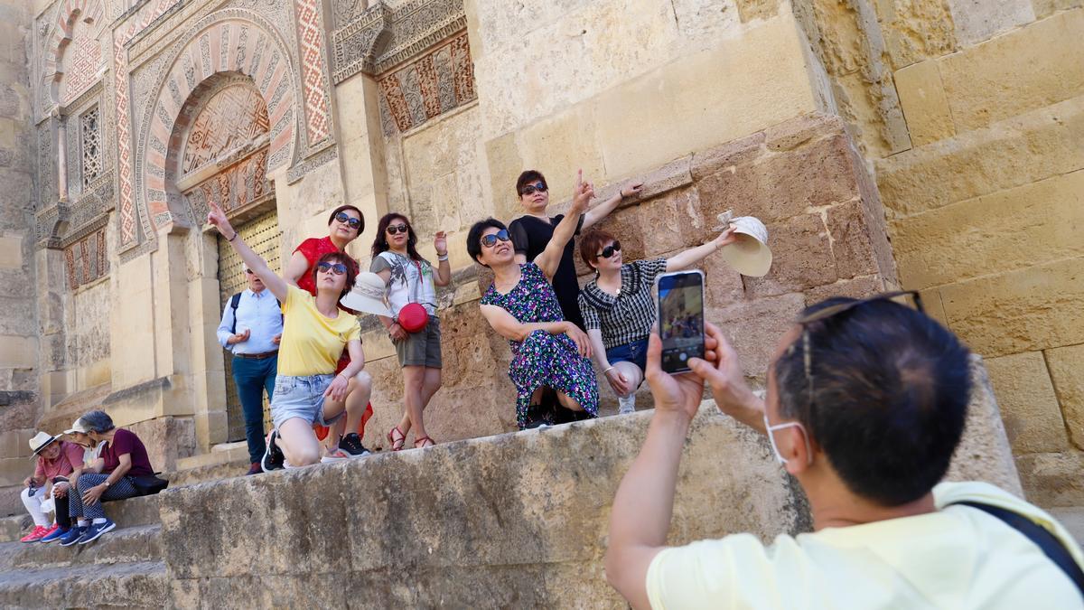 Visitantes se fotografían en la Mezquita de Córdoba.