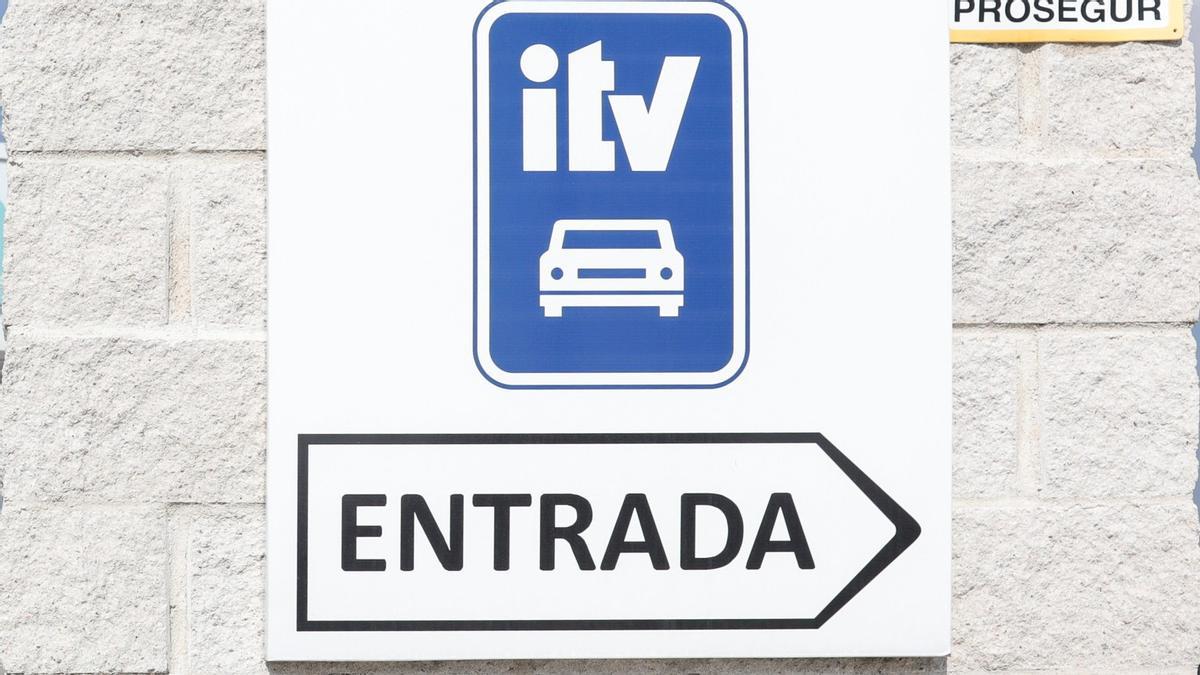 Detalle de la entrada a un centro de ITV.