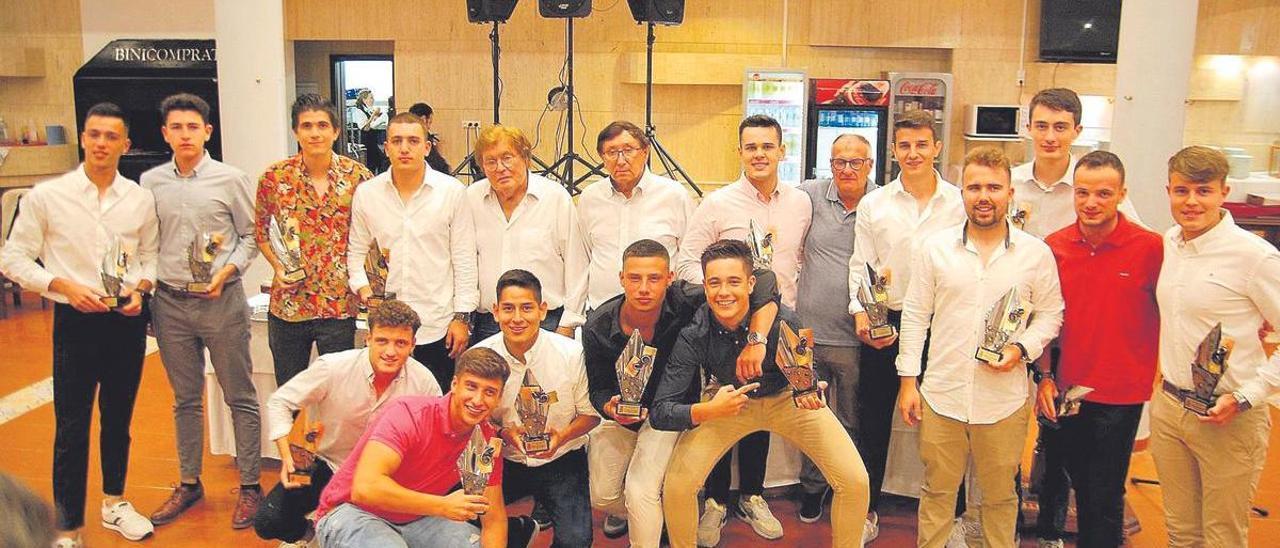 Los colegiados que han ascendido a Primera Regional posa contentos con sus respectivos trofeos, junto a Bestard y Morro.