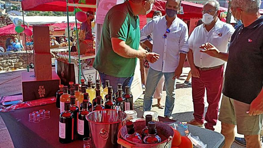 Puesto artesano de bebidas en la feria. | Cedida