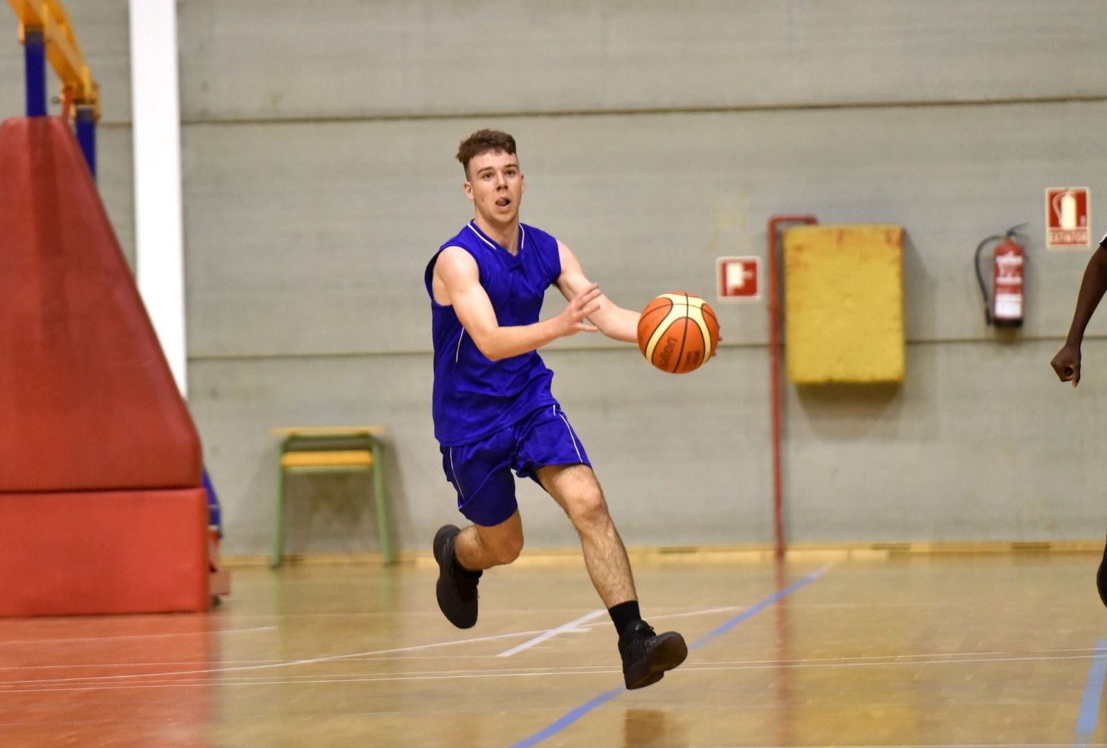 QUEVEDO CANTANTE CANARIAS: Quevedo no se quedó en el baloncesto