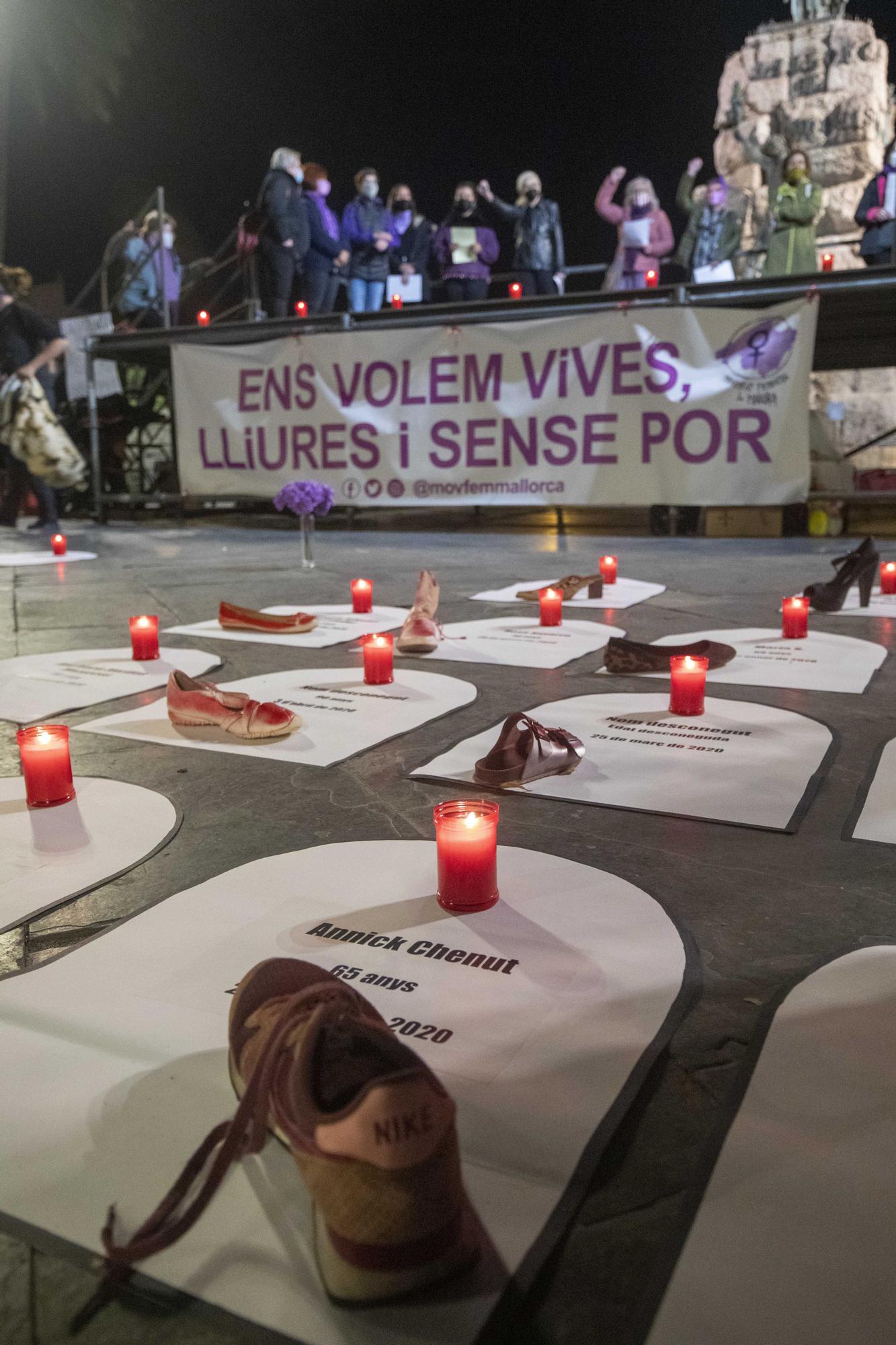 El movimiento feminista de Mallorca lee un manifiesto en la plaza de España de Palma por el 25N