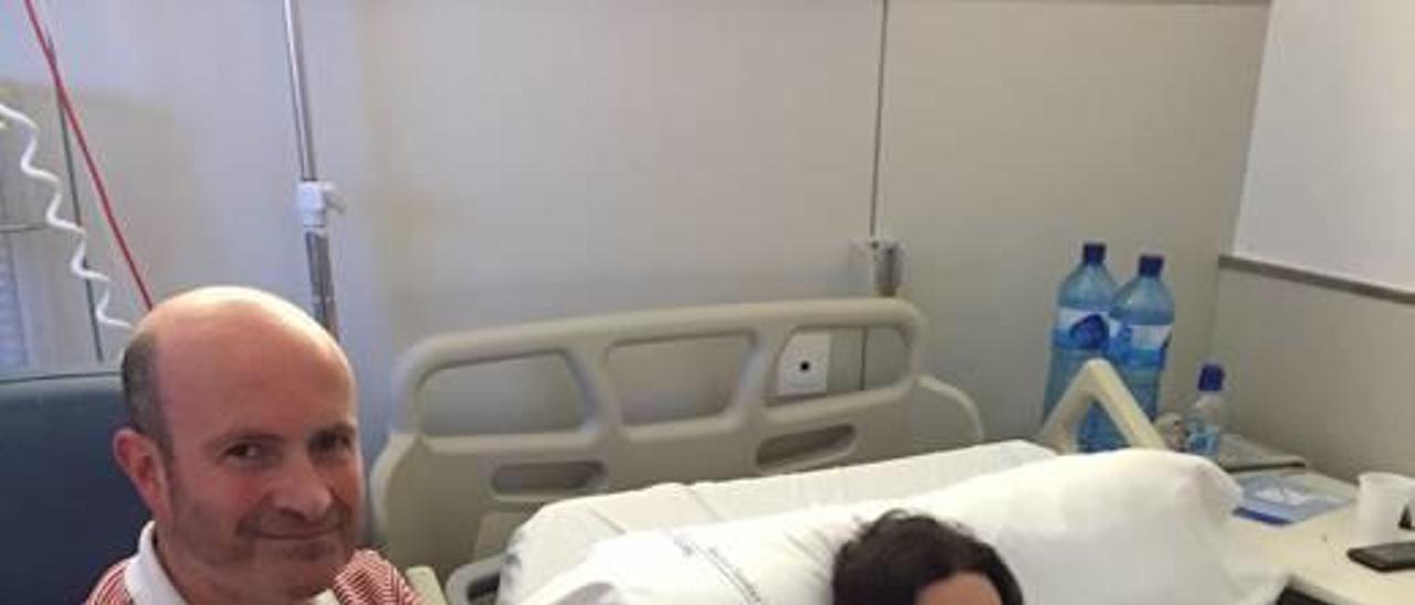 Yago y sus padres, ayer en el hospital de Manacor.