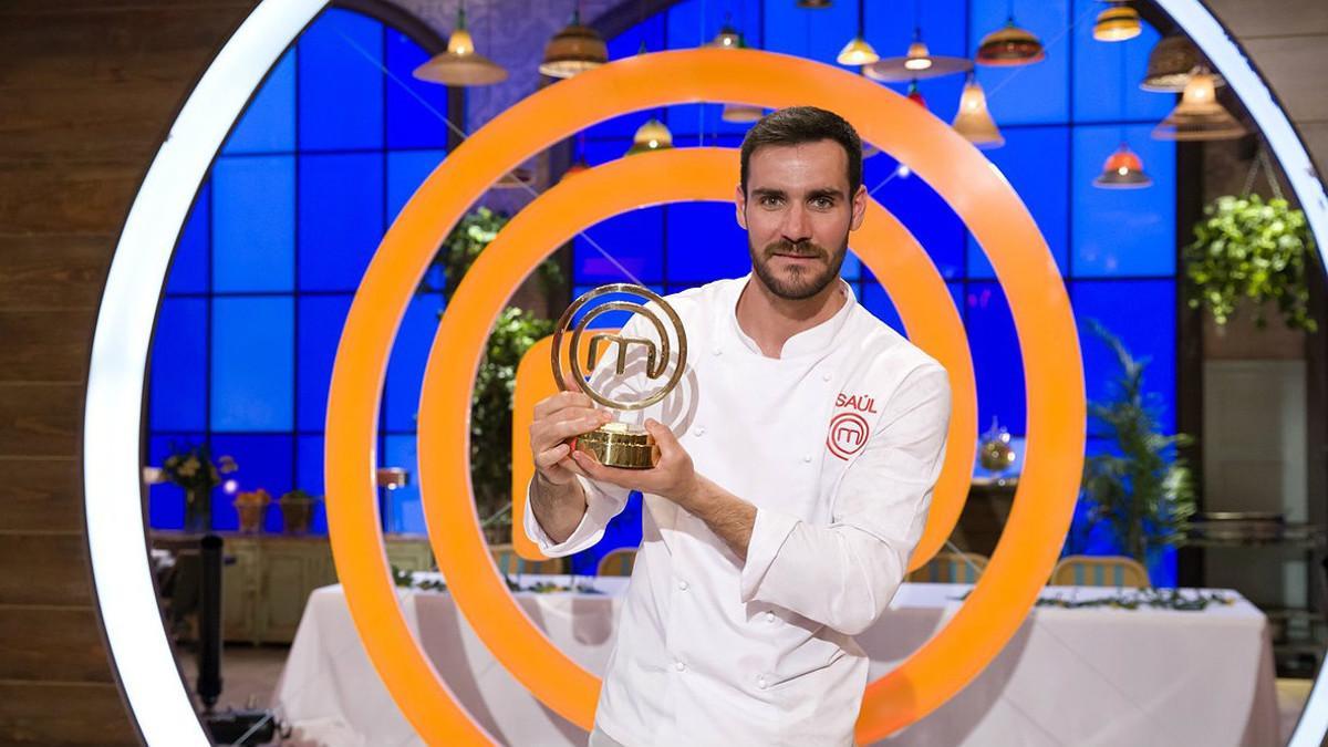 Saúl Craviotto, con el premio que le acredita como ganador de 'Masterchef celebrity 2'.