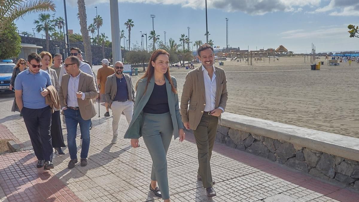 La alcaldesa de Arona, Fátima Lemes, y el vicepresidente del Cabildo, Lope Afonso, en el paseo marítimo de Los Cristianos.