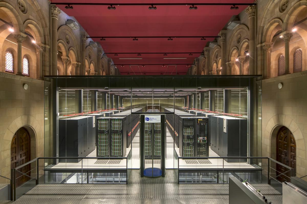 El supercomputador Mare Nostrum, en su rezo permanente en la capilla de la Torre Girona.