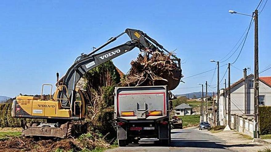 Trabajos para construir las aceras de A Cachada.