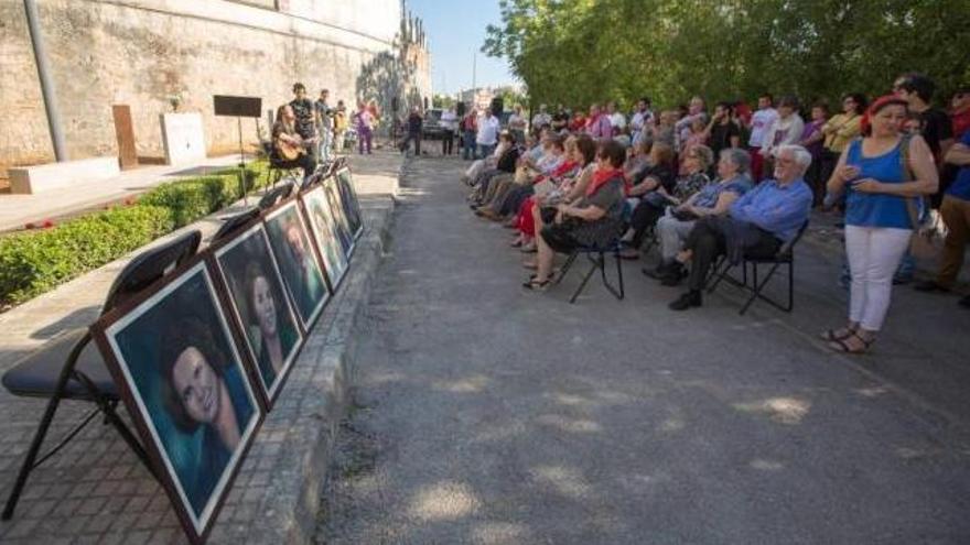 Participantes en el homenaje celebrado ayer junto al cementerio de Palma.