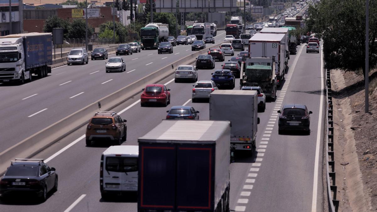 Tráfico de coches en la autovía  A-4 en Madrid
