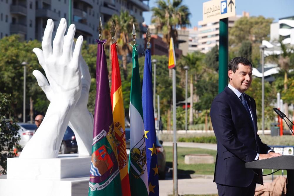 Inauguración de la escultura de homenaje a los sanitarios en Málaga