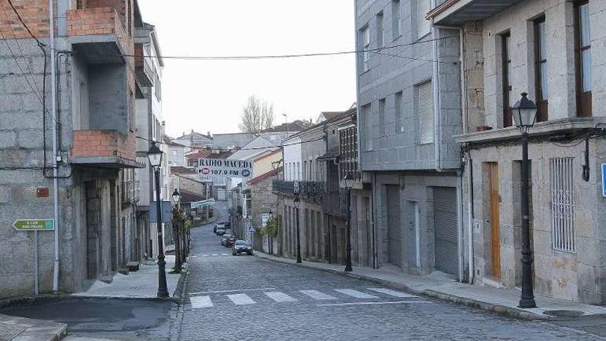 Vista de una de las calles más transitadas de Maceda. // I. Osorio