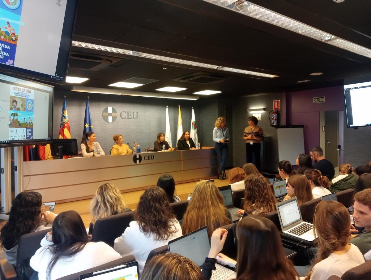 La sesión muestra a los estudiantes cómo la promoción de la salud trasciende los centros sanitarios y se despliega en plazas, escuelas, parques y comercios de la ciudad.