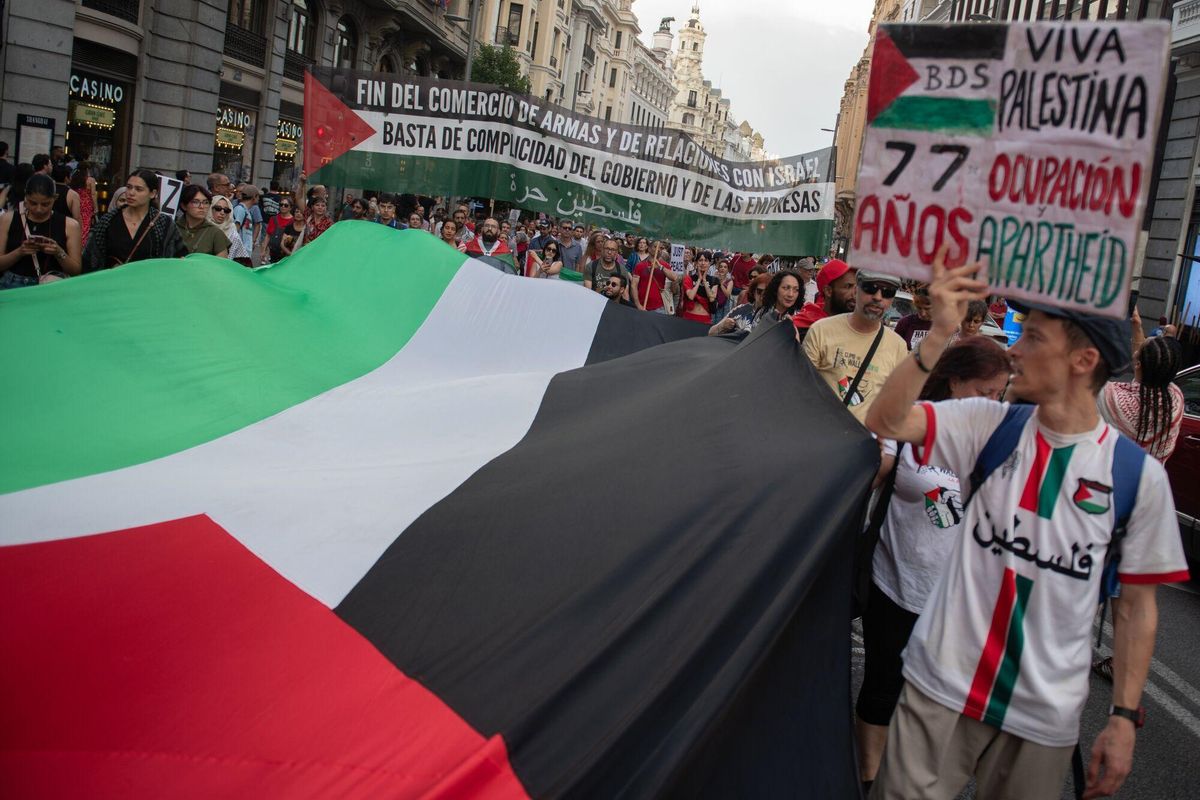 Un grupo de personas durante una nueva movilización contra el genocidio en Palestina y por el fin del comercio de armas entre España e Israel, a 20 de junio de 2025, en Madrid (España). La convocatoria, impulsada por colectivos como BDS Madrid, el Sindicato de Estudiantes e Izquierda Revolucionaria, se enmarca en los 20 meses de ofensiva israelí sobre Gaza y Cisjordania y reclama el fin del genocidio, el embargo total de armas y la ruptura de relaciones con el Gobierno de Netanyahu. Los organizadores llaman a la juventud, la clase trabajadora y toda la ciudadanía a sumarse masivamente para exigir el cese de la complicidad europea y española con Israel. 20 JUNIO 2025;PALESTINA;GENOCIDIO;GAZA;ISRAEL;CISJORDANIA;GUERRA;PALESTINO;BANDERA; Fernando Sánchez / Europa Press 20/06/2025. Fernando Sánchez