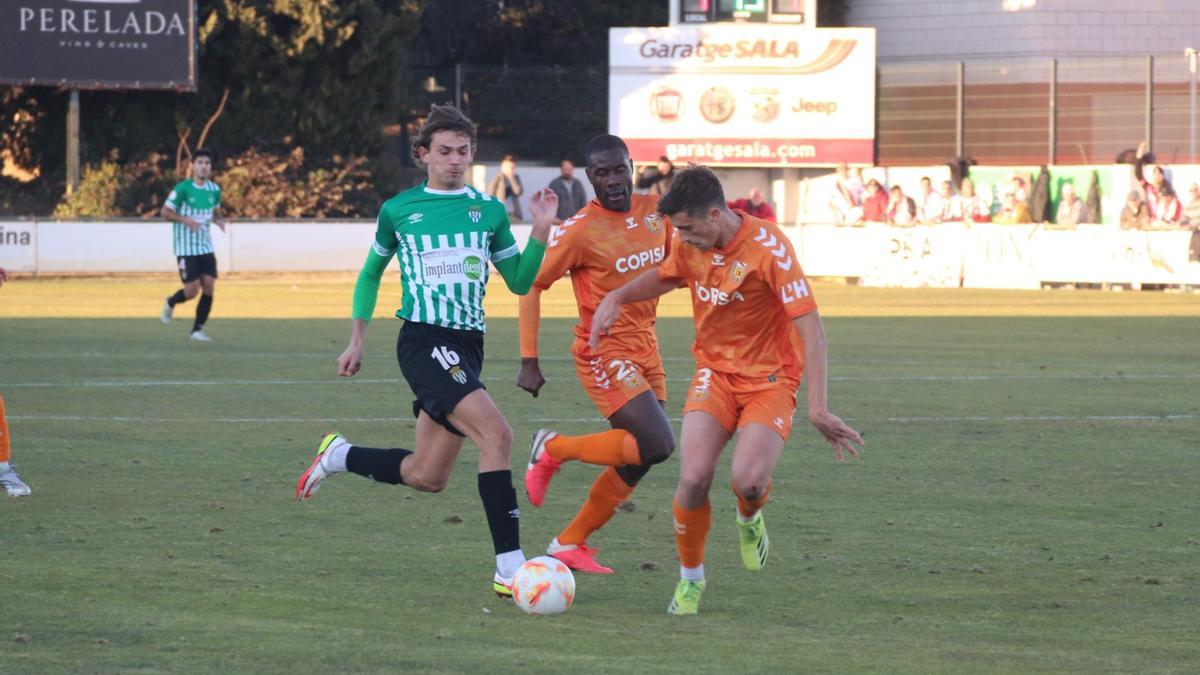 Solans (Peralada) disputa una pilota amb Parra (Hospitalet)